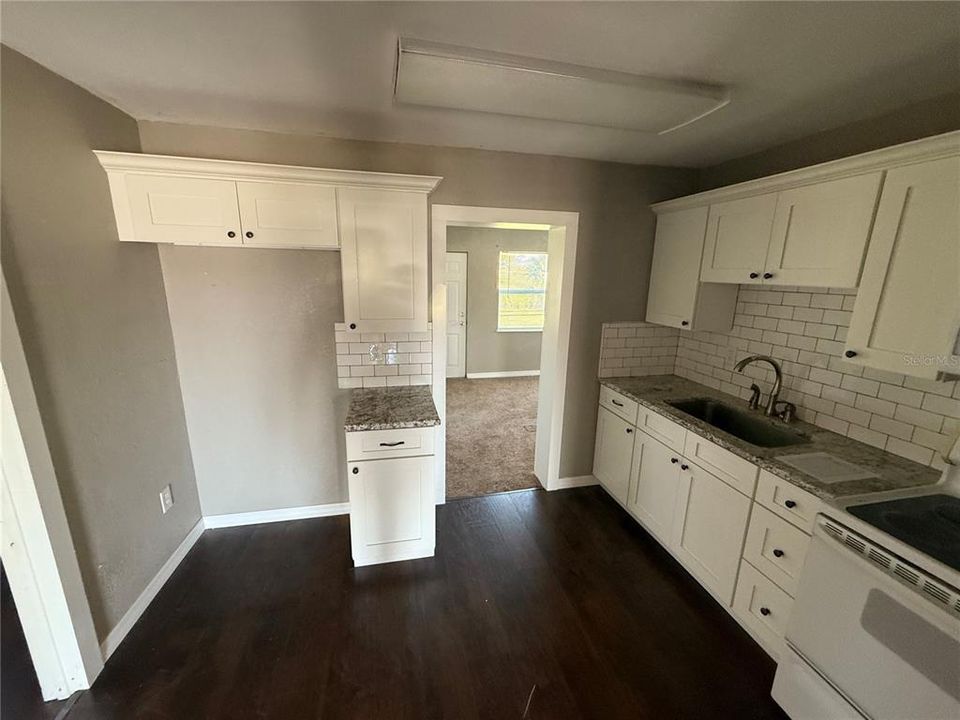 For Sale: $156,000 (2 beds, 1 baths, 1032 Square Feet)