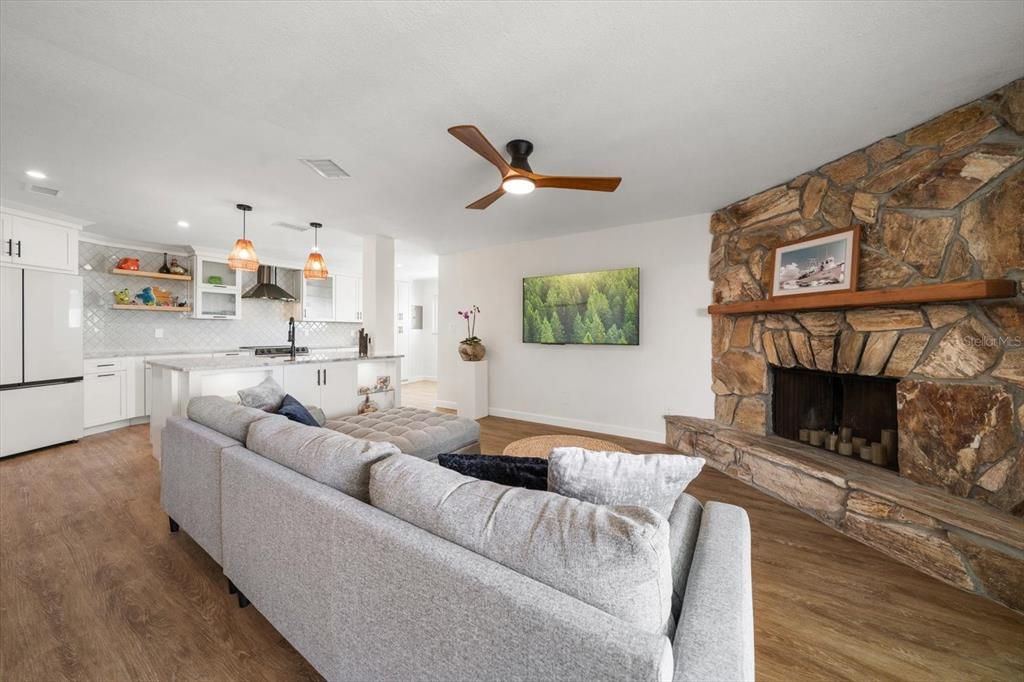 For Sale: $699,000 (2 beds, 2 baths, 1435 Square Feet)