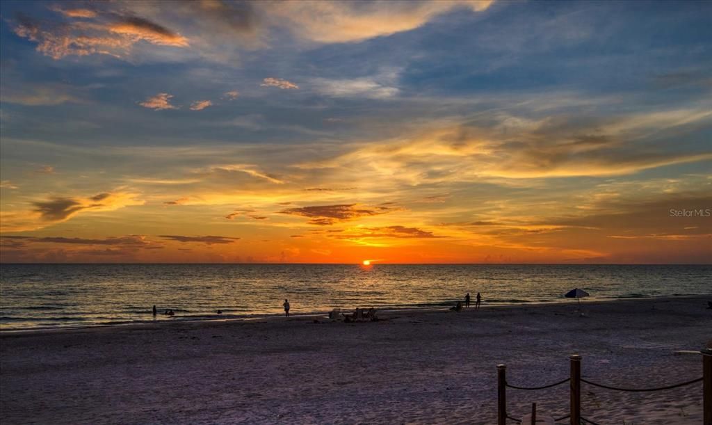 For Sale: $699,000 (2 beds, 2 baths, 1435 Square Feet)