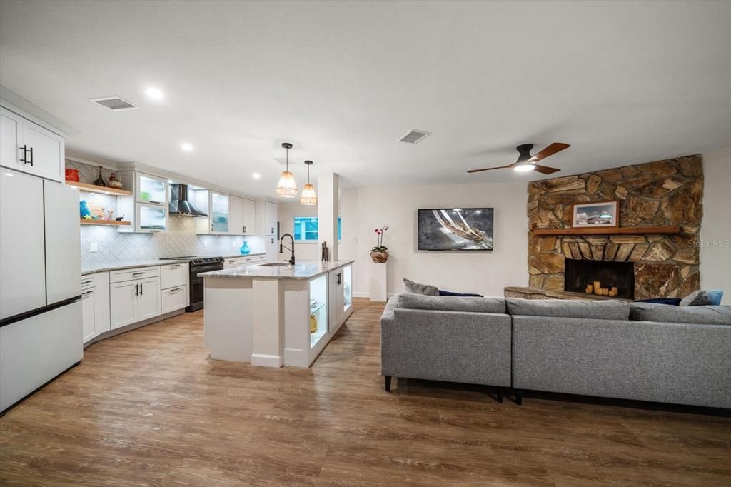 For Sale: $699,000 (2 beds, 2 baths, 1435 Square Feet)