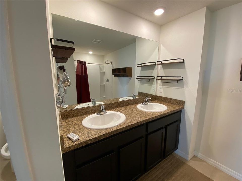 For Rent: $3,000 (5 beds, 3 baths, 2522 Square Feet)