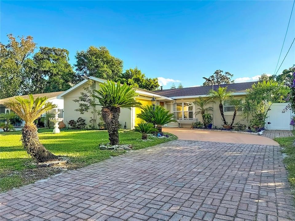 For Sale: $350,000 (3 beds, 2 baths, 1149 Square Feet)