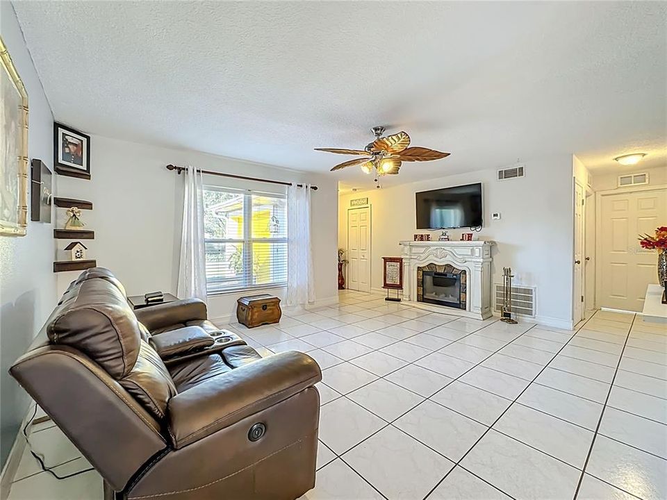 For Sale: $350,000 (3 beds, 2 baths, 1149 Square Feet)