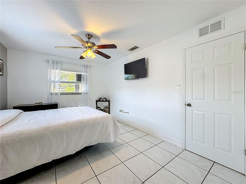 For Sale: $350,000 (3 beds, 2 baths, 1149 Square Feet)