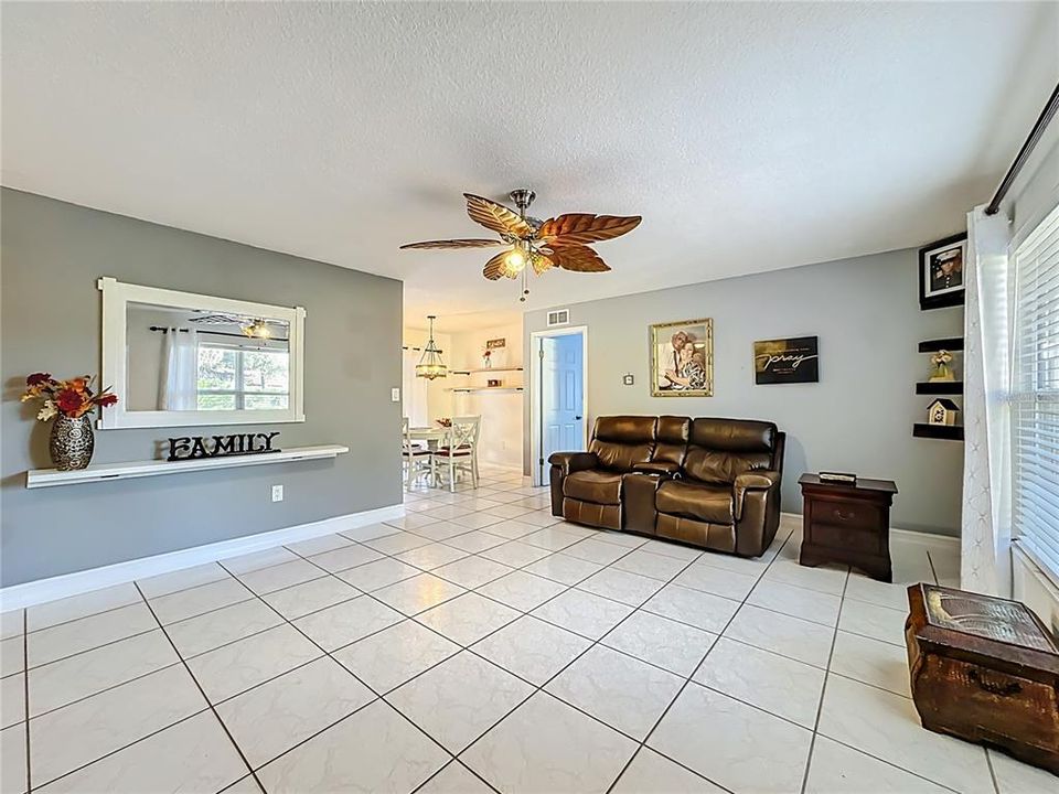 For Sale: $350,000 (3 beds, 2 baths, 1149 Square Feet)