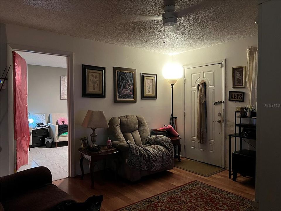 For Sale: $220,000 (3 beds, 1 baths, 973 Square Feet)