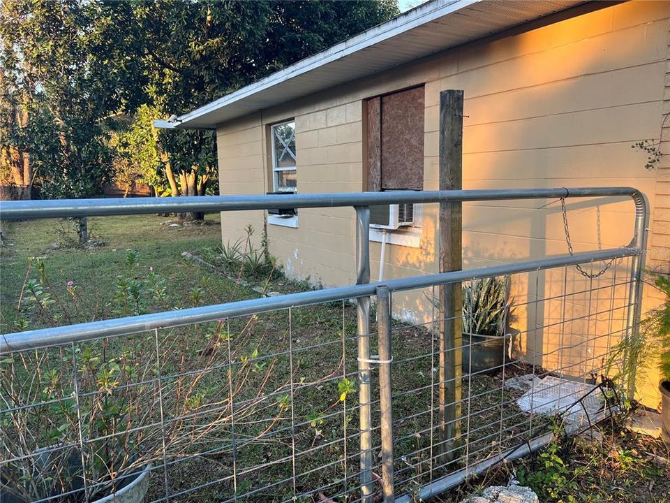 For Sale: $220,000 (3 beds, 1 baths, 973 Square Feet)