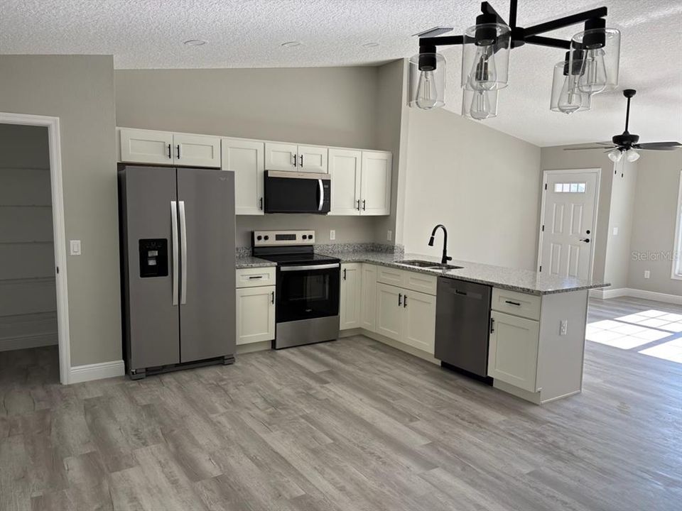 Active With Contract: $239,900 (3 beds, 2 baths, 1405 Square Feet)