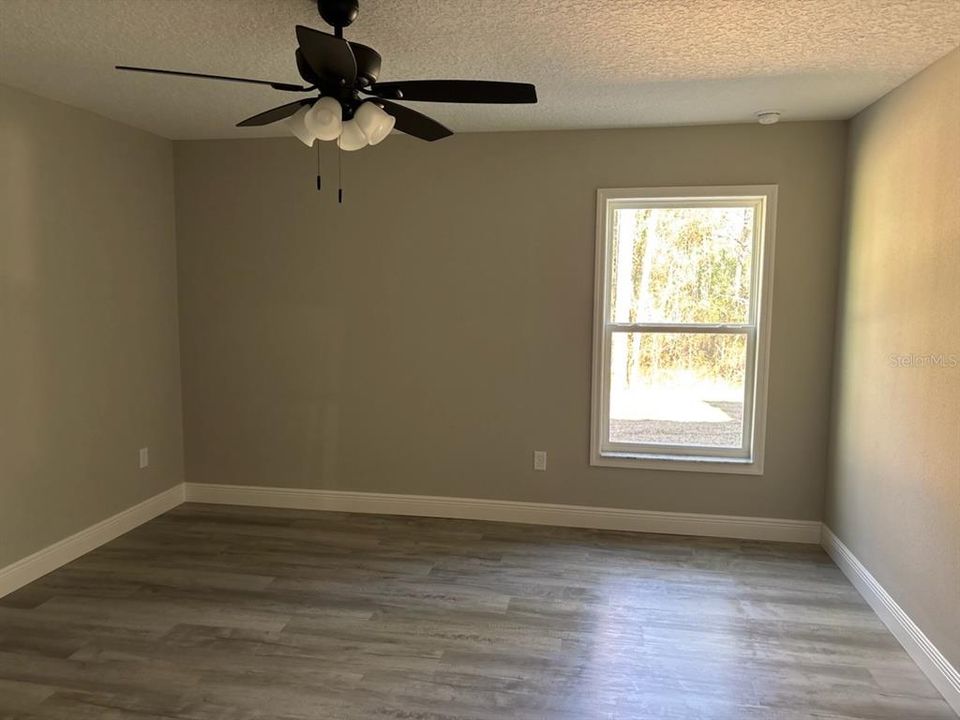 Active With Contract: $239,900 (3 beds, 2 baths, 1405 Square Feet)