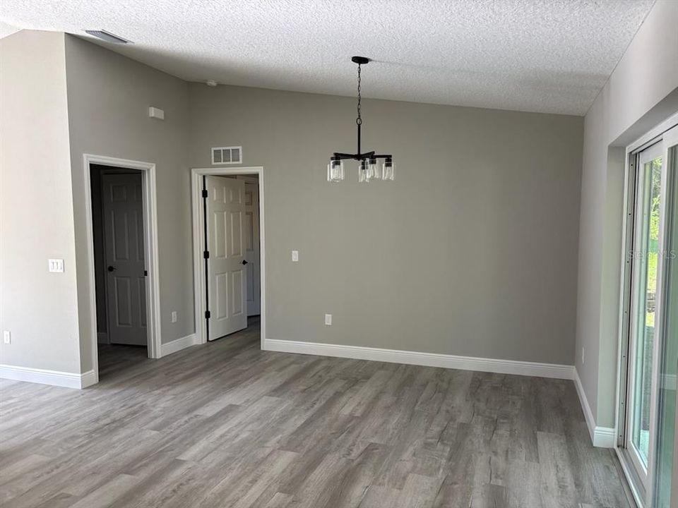 Active With Contract: $239,900 (3 beds, 2 baths, 1405 Square Feet)