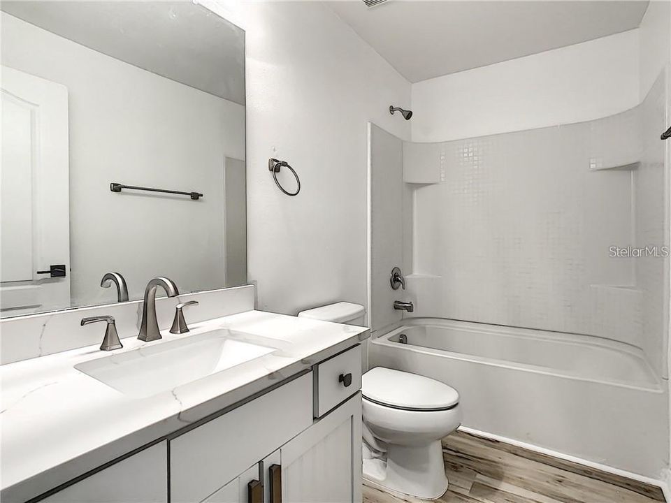 Activo con contrato: $2,600 (3 camas, 2 baños, 1587 Pies cuadrados)