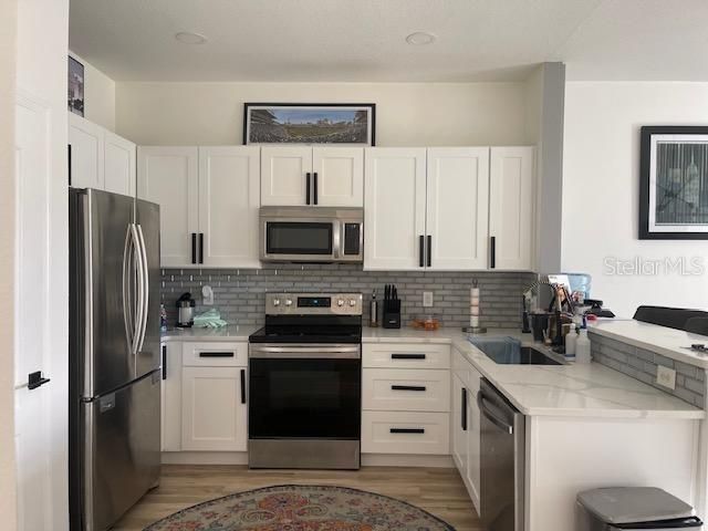 Activo con contrato: $2,600 (3 camas, 2 baños, 1587 Pies cuadrados)