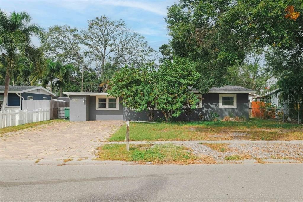 For Rent: $2,350 (4 beds, 2 baths, 1474 Square Feet)