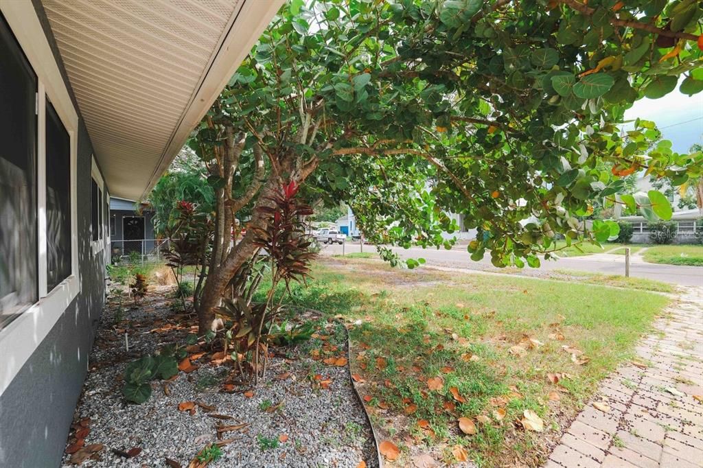 For Rent: $2,350 (4 beds, 2 baths, 1474 Square Feet)