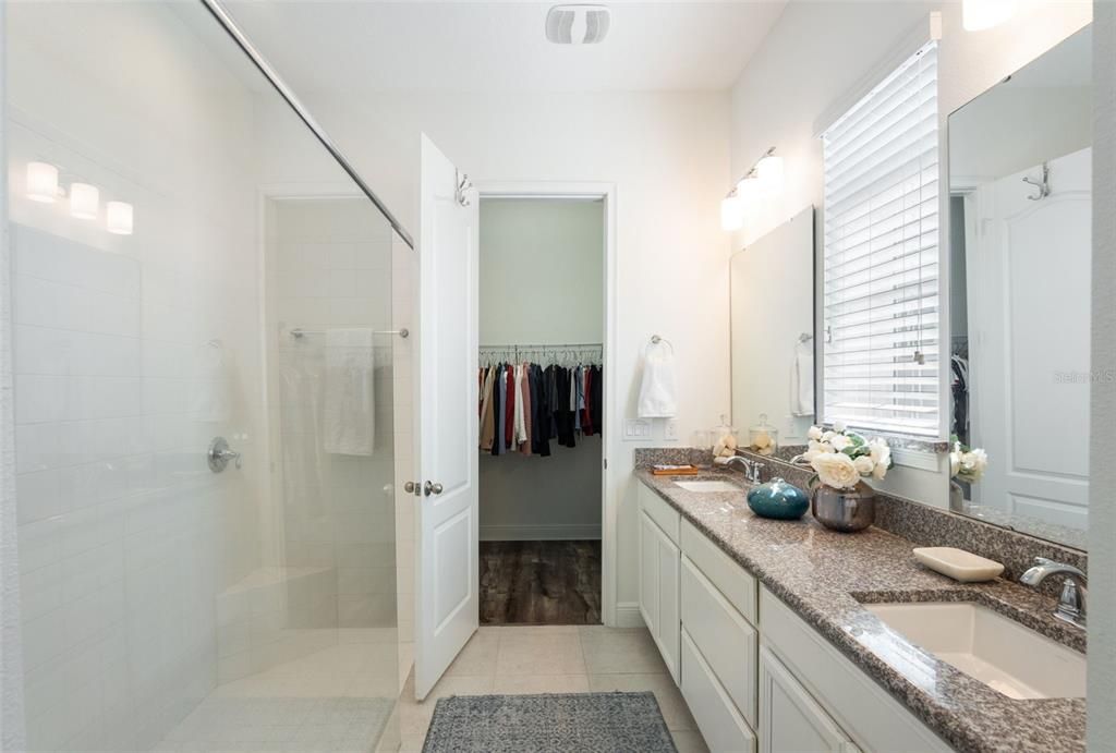 合同活跃: $650,000 (3 贝兹, 2 浴室, 1966 平方英尺)