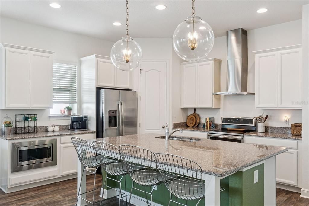 合同活跃: $650,000 (3 贝兹, 2 浴室, 1966 平方英尺)