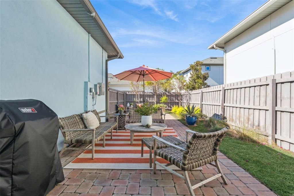 合同活跃: $650,000 (3 贝兹, 2 浴室, 1966 平方英尺)