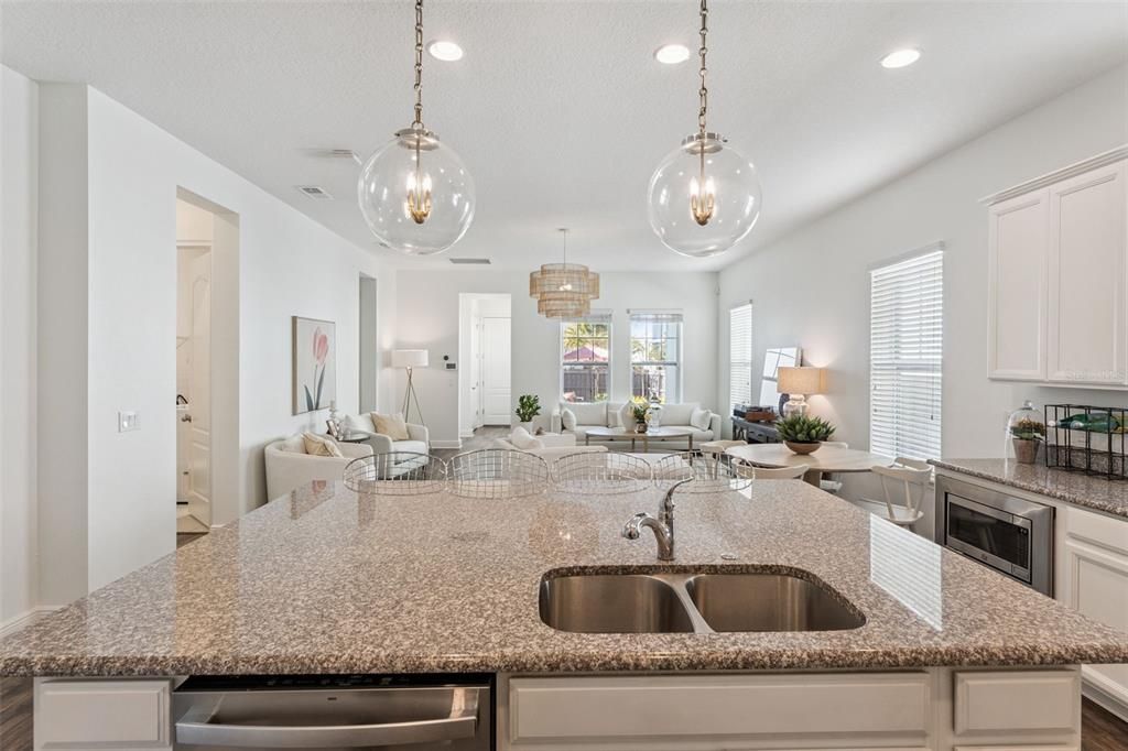 合同活跃: $650,000 (3 贝兹, 2 浴室, 1966 平方英尺)