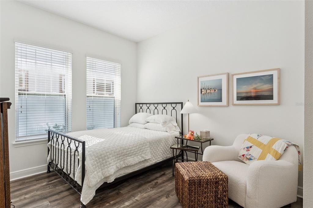 合同活跃: $650,000 (3 贝兹, 2 浴室, 1966 平方英尺)