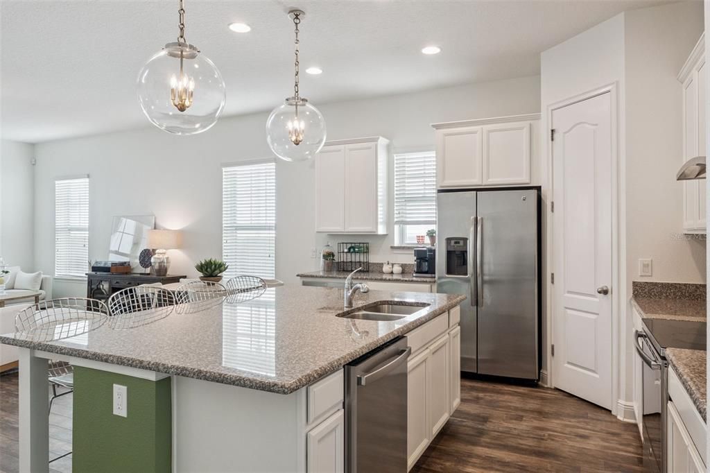 合同活跃: $650,000 (3 贝兹, 2 浴室, 1966 平方英尺)