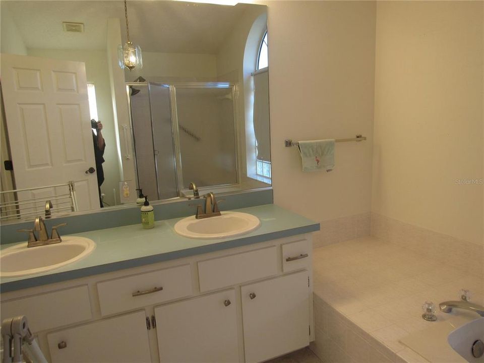 For Sale: $225,000 (2 beds, 2 baths, 1395 Square Feet)