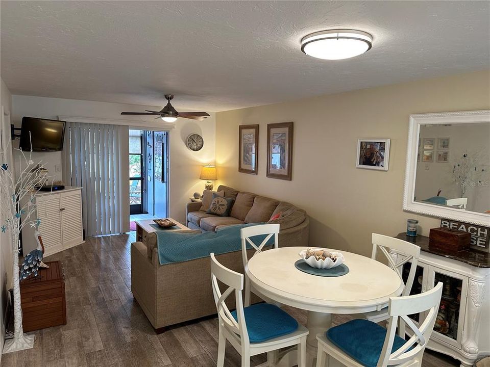 Active With Contract: $170,000 (2 beds, 2 baths, 936 Square Feet)