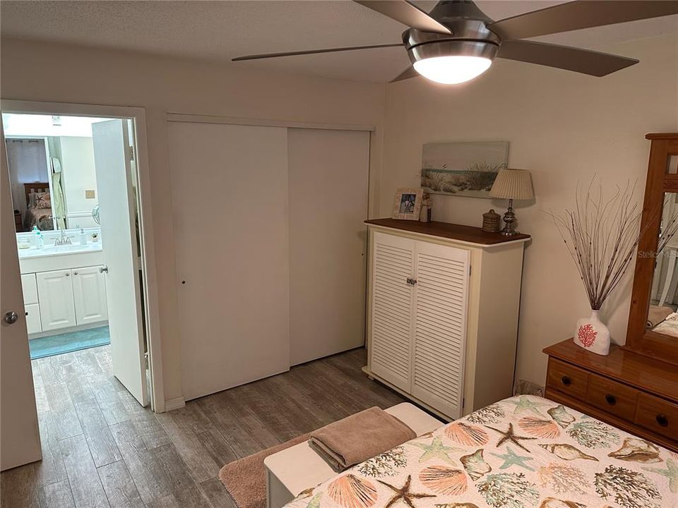 Active With Contract: $170,000 (2 beds, 2 baths, 936 Square Feet)