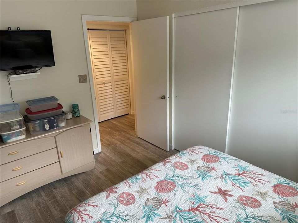 Active With Contract: $170,000 (2 beds, 2 baths, 936 Square Feet)