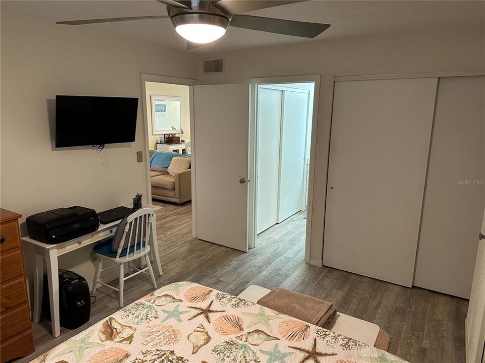 Active With Contract: $170,000 (2 beds, 2 baths, 936 Square Feet)