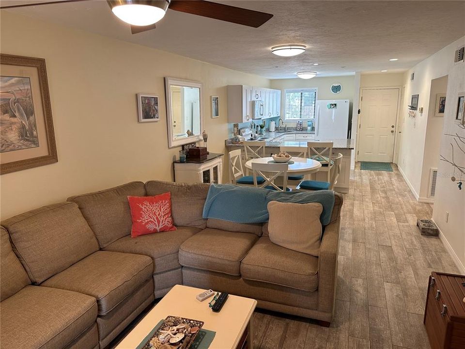 Active With Contract: $170,000 (2 beds, 2 baths, 936 Square Feet)