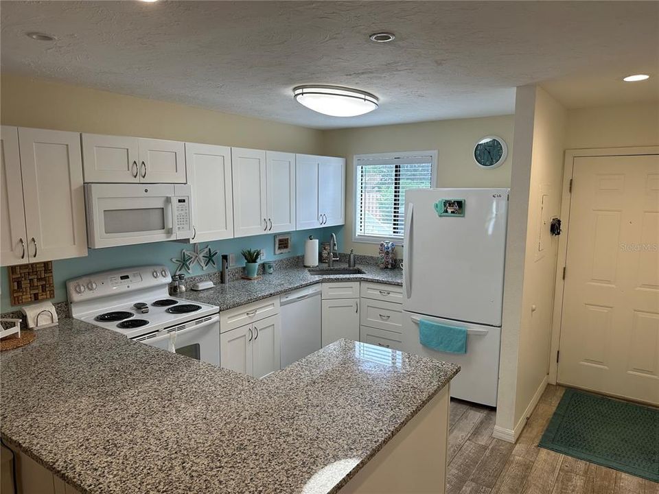 Active With Contract: $170,000 (2 beds, 2 baths, 936 Square Feet)