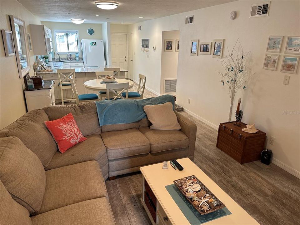 Active With Contract: $170,000 (2 beds, 2 baths, 936 Square Feet)