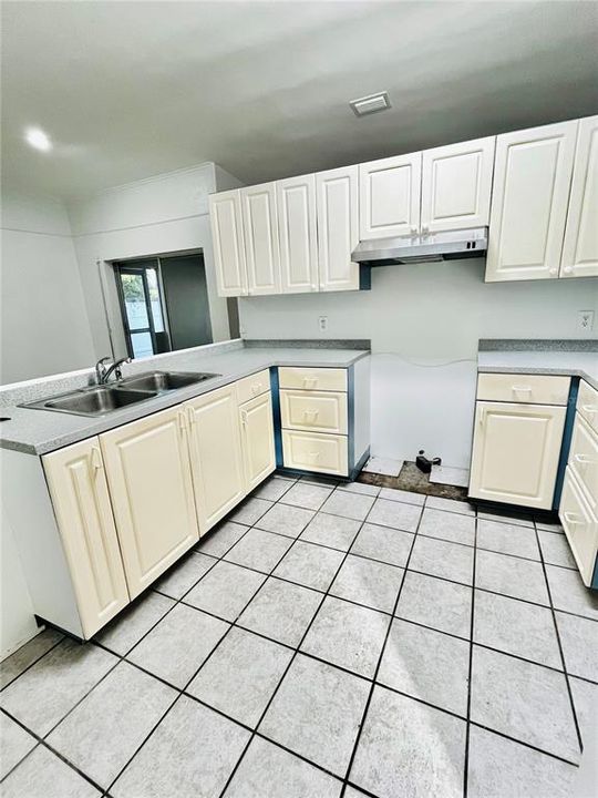 Под контрактом: $385,600 (3 спален, 2 ванн, 1404 Квадратных фут)