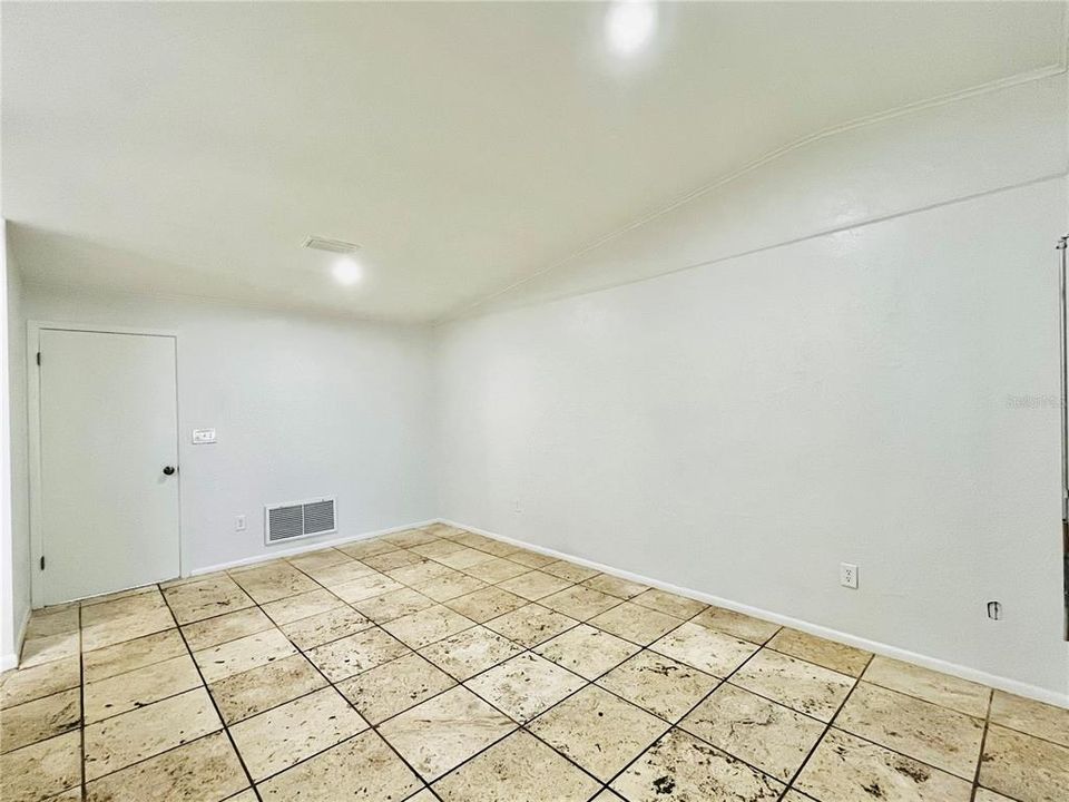 Под контрактом: $385,600 (3 спален, 2 ванн, 1404 Квадратных фут)