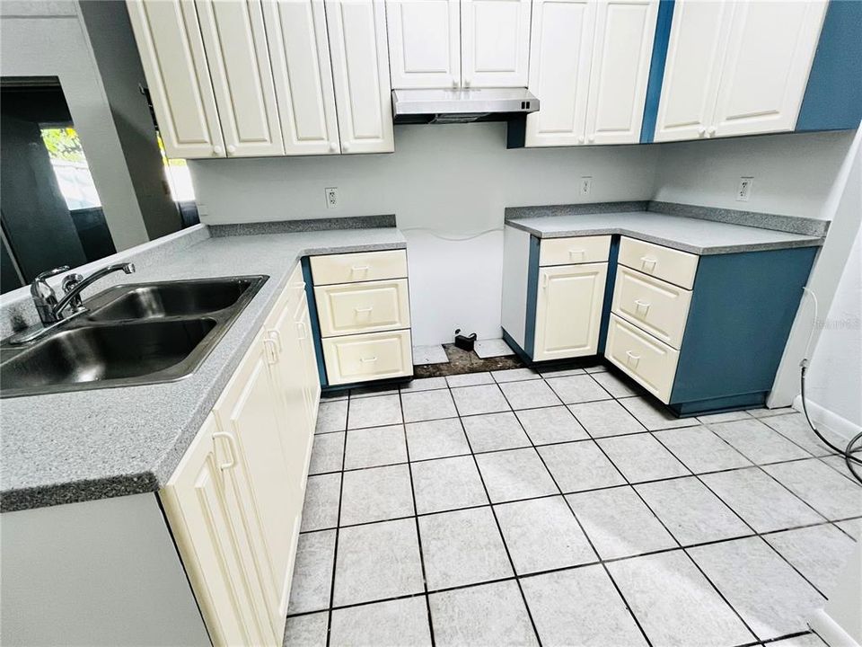 Под контрактом: $385,600 (3 спален, 2 ванн, 1404 Квадратных фут)