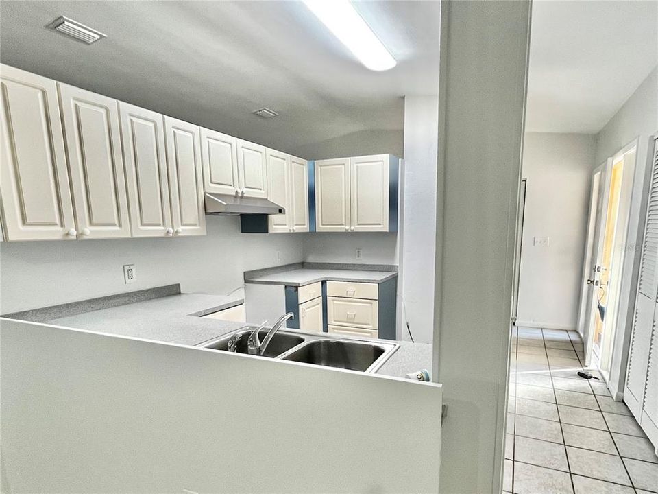 Под контрактом: $385,600 (3 спален, 2 ванн, 1404 Квадратных фут)