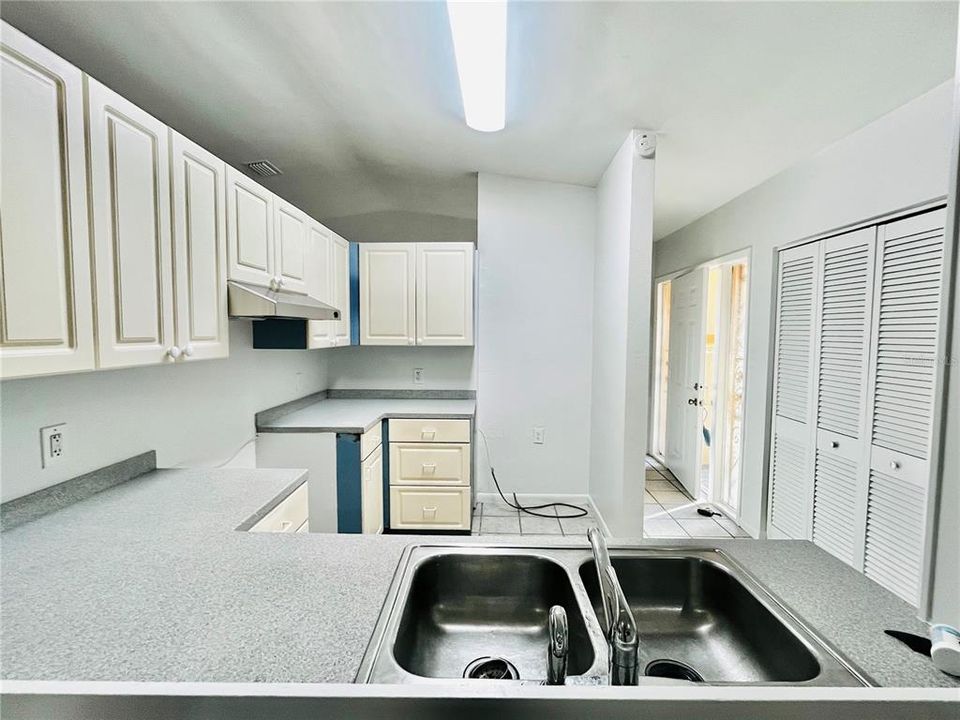 Под контрактом: $385,600 (3 спален, 2 ванн, 1404 Квадратных фут)