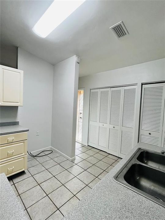 Под контрактом: $385,600 (3 спален, 2 ванн, 1404 Квадратных фут)