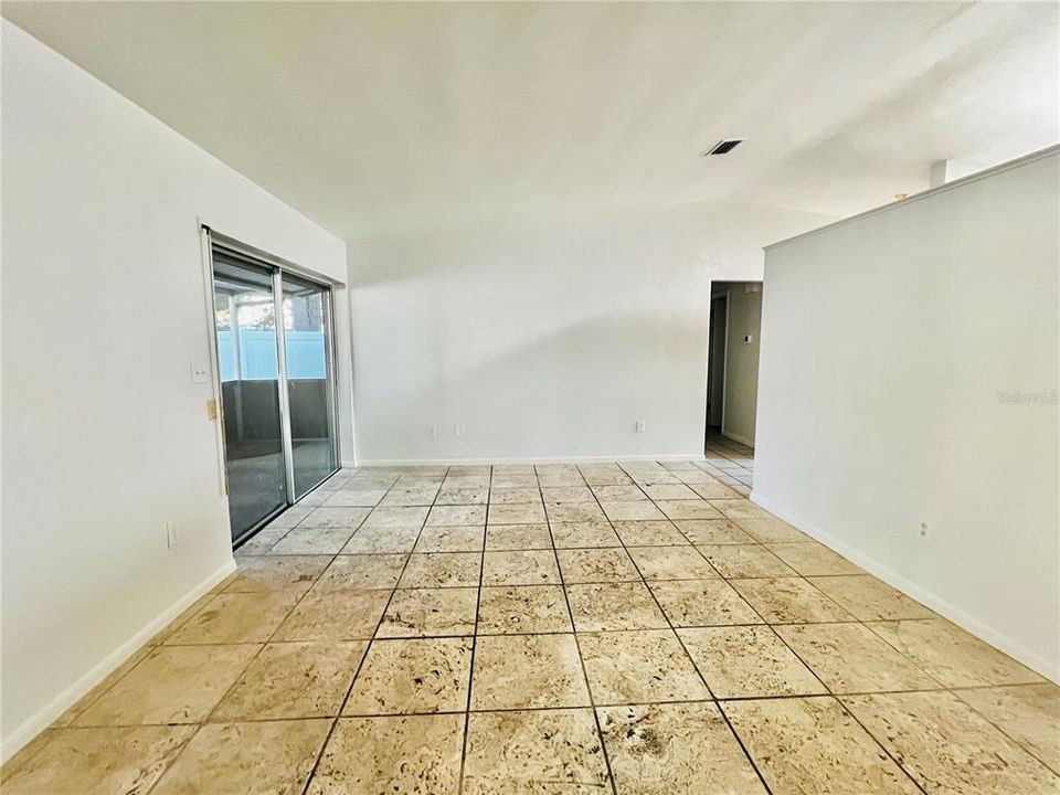 Под контрактом: $385,600 (3 спален, 2 ванн, 1404 Квадратных фут)