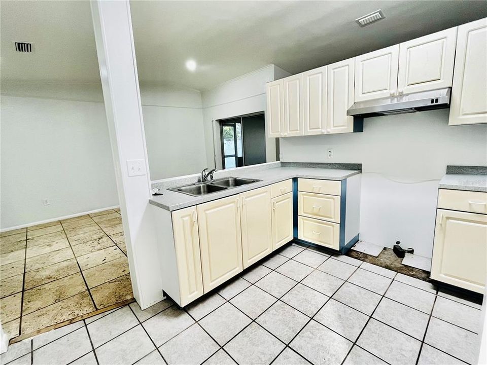 Под контрактом: $385,600 (3 спален, 2 ванн, 1404 Квадратных фут)