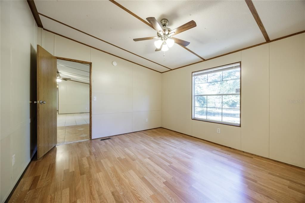 На продажу: $235,000 (3 спален, 2 ванн, 1248 Квадратных фут)