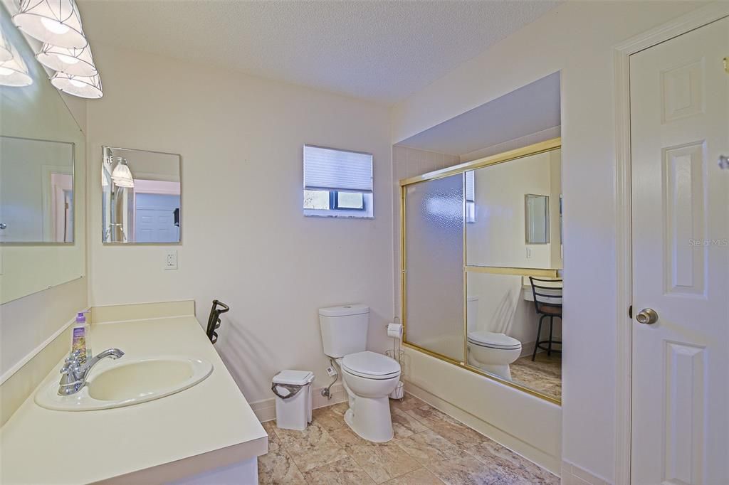 На продажу: $227,900 (2 спален, 2 ванн, 1248 Квадратных фут)