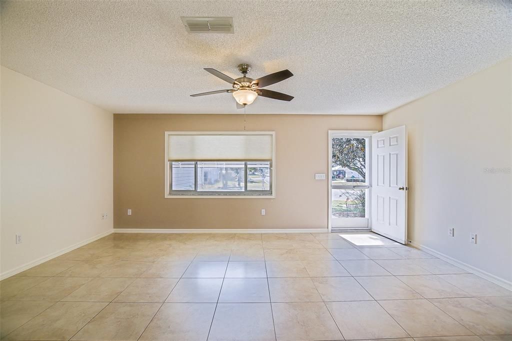 На продажу: $227,900 (2 спален, 2 ванн, 1248 Квадратных фут)