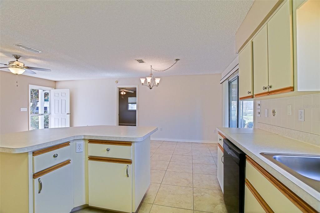 На продажу: $227,900 (2 спален, 2 ванн, 1248 Квадратных фут)