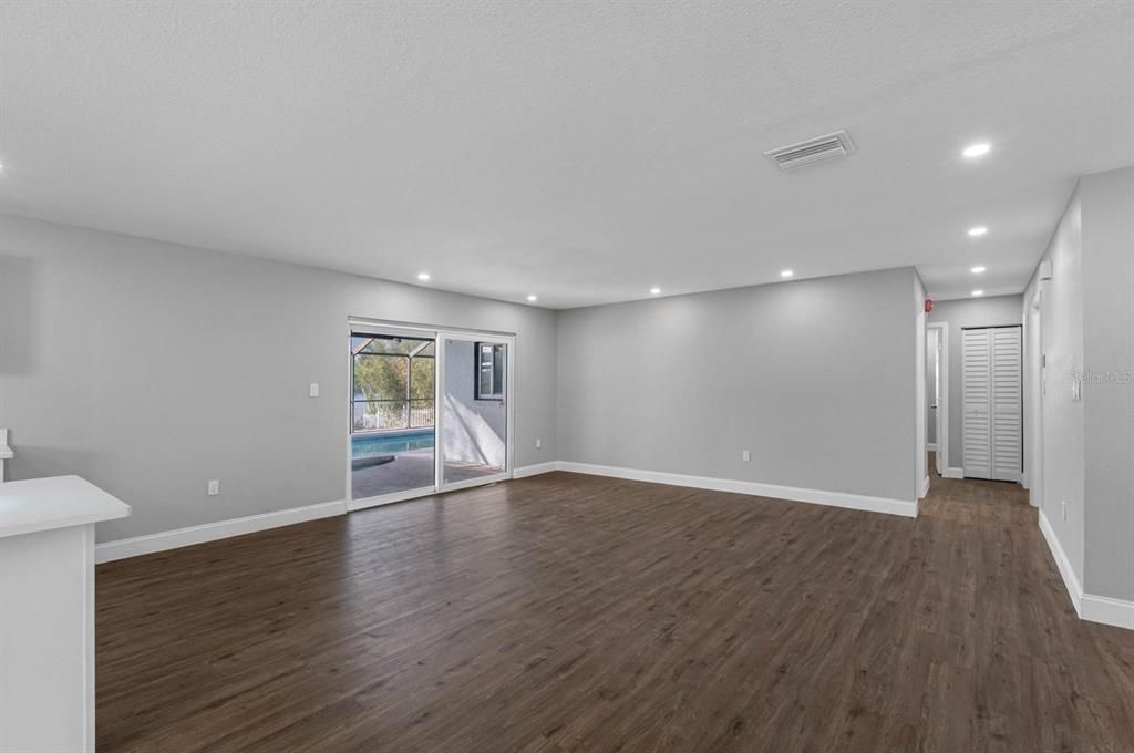 На продажу: $549,900 (4 спален, 2 ванн, 1588 Квадратных фут)