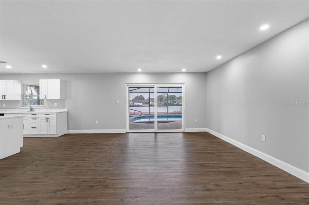 На продажу: $549,900 (4 спален, 2 ванн, 1588 Квадратных фут)