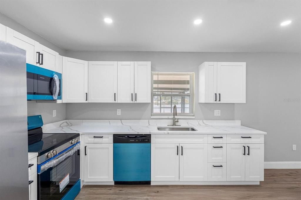 На продажу: $549,900 (4 спален, 2 ванн, 1588 Квадратных фут)