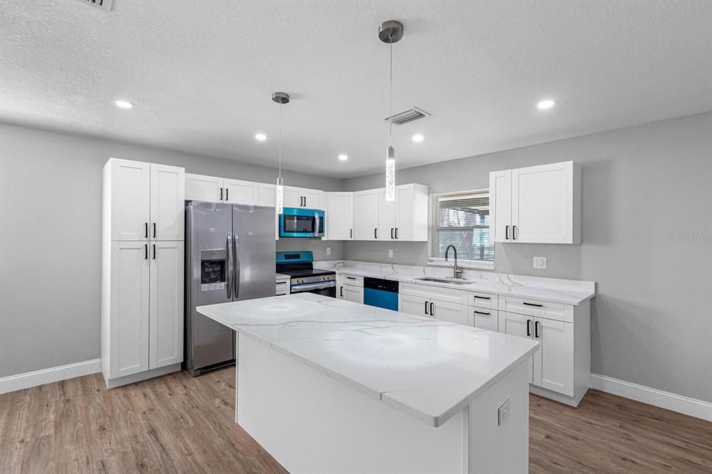 На продажу: $549,900 (4 спален, 2 ванн, 1588 Квадратных фут)