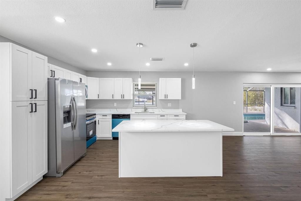 На продажу: $549,900 (4 спален, 2 ванн, 1588 Квадратных фут)