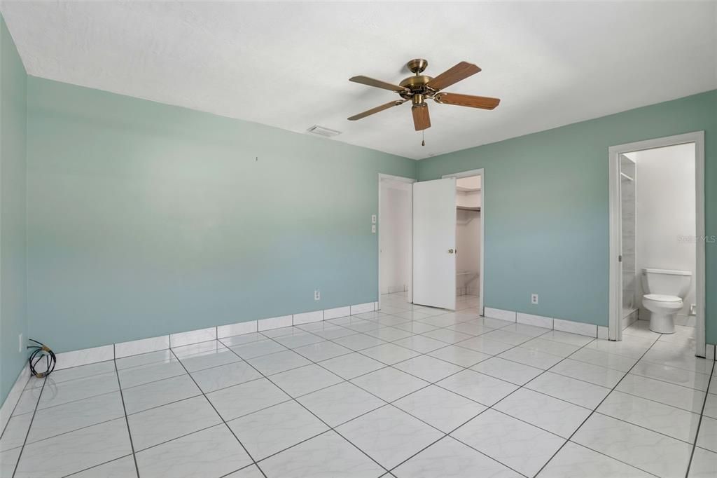 合同活跃: $625,000 (4 贝兹, 2 浴室, 2240 平方英尺)